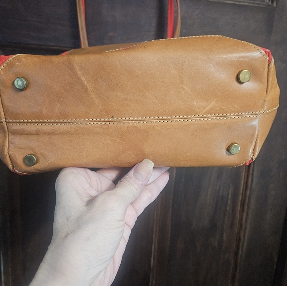 LORD & TAYLOR LEATHER TOTEBAG MADE IN ITALY. RED TRIM INSIDE &OUT.BRASS FEET! - Picture 3 of 6